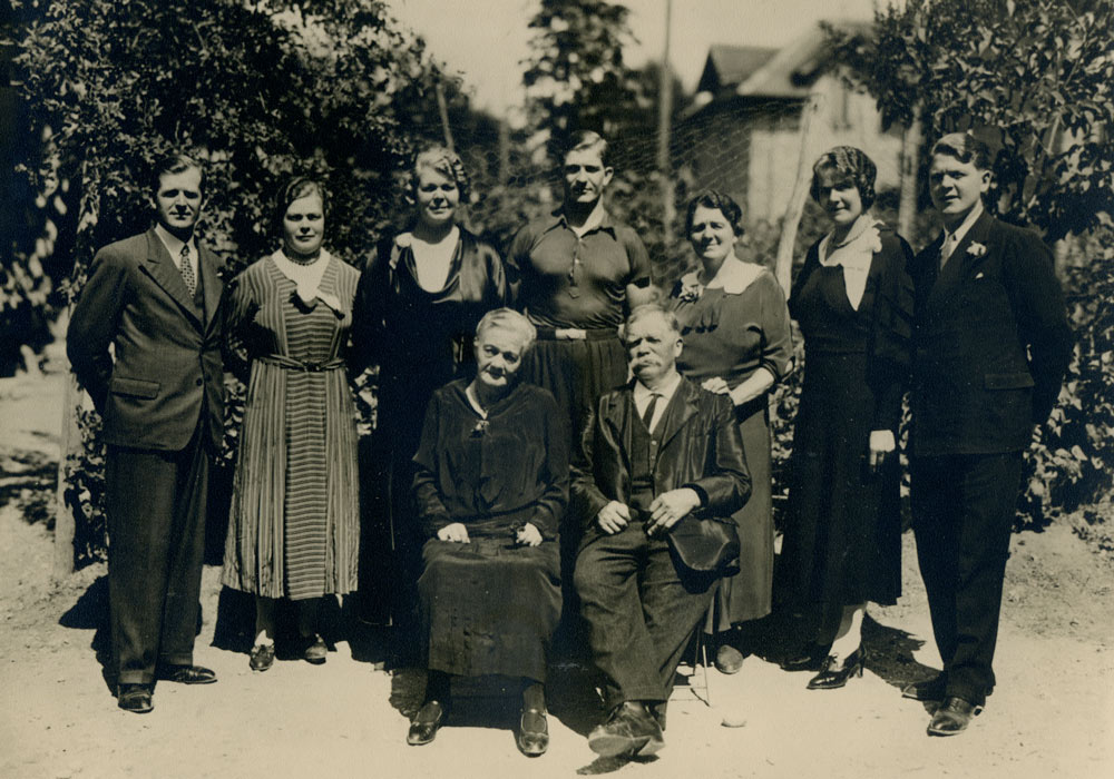 Famille Lehnherr devant la cité Martini